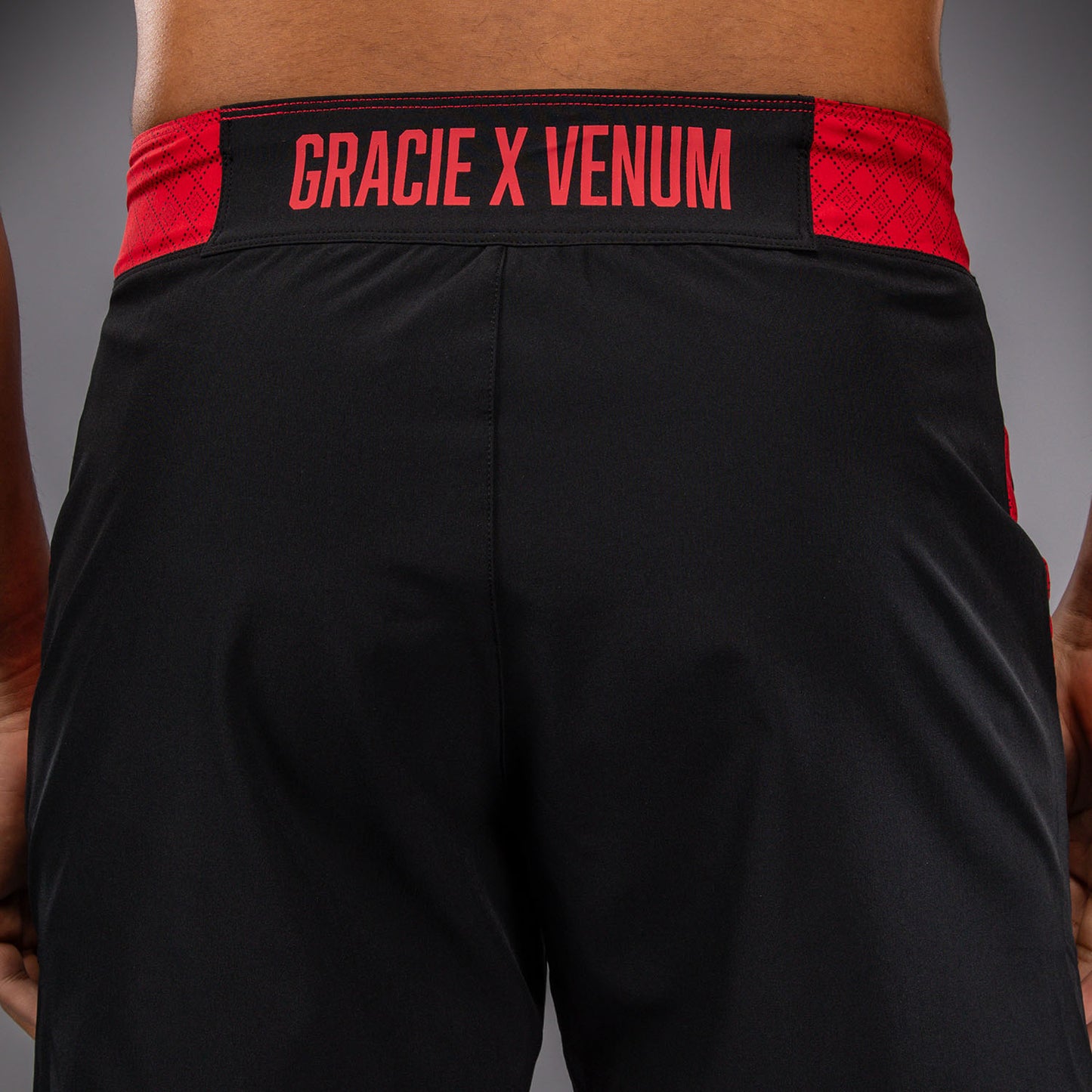 Venum X Roger Gracie Academy 格斗短裤 – 黑色/红色