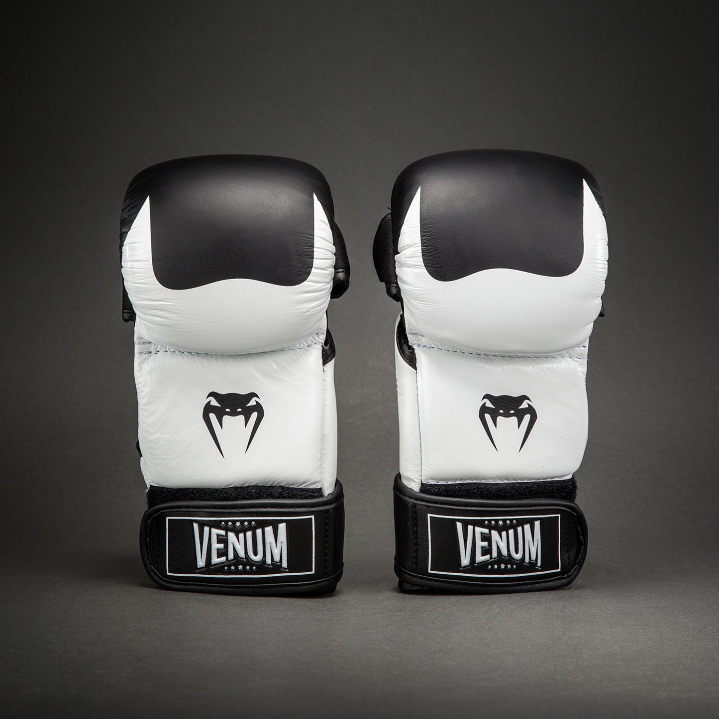 Venum Attack 2.0 皮革实战手套 – 黑色/白色