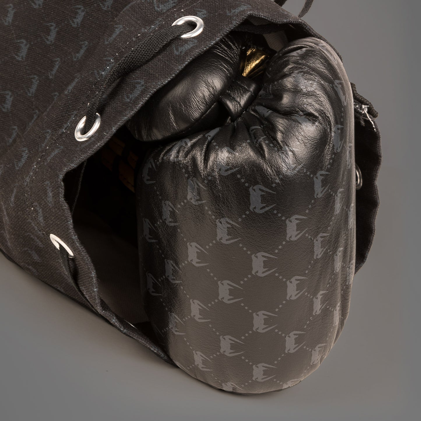 Venum Coco Monogram Pro系带拳击手套 – 强烈黑色