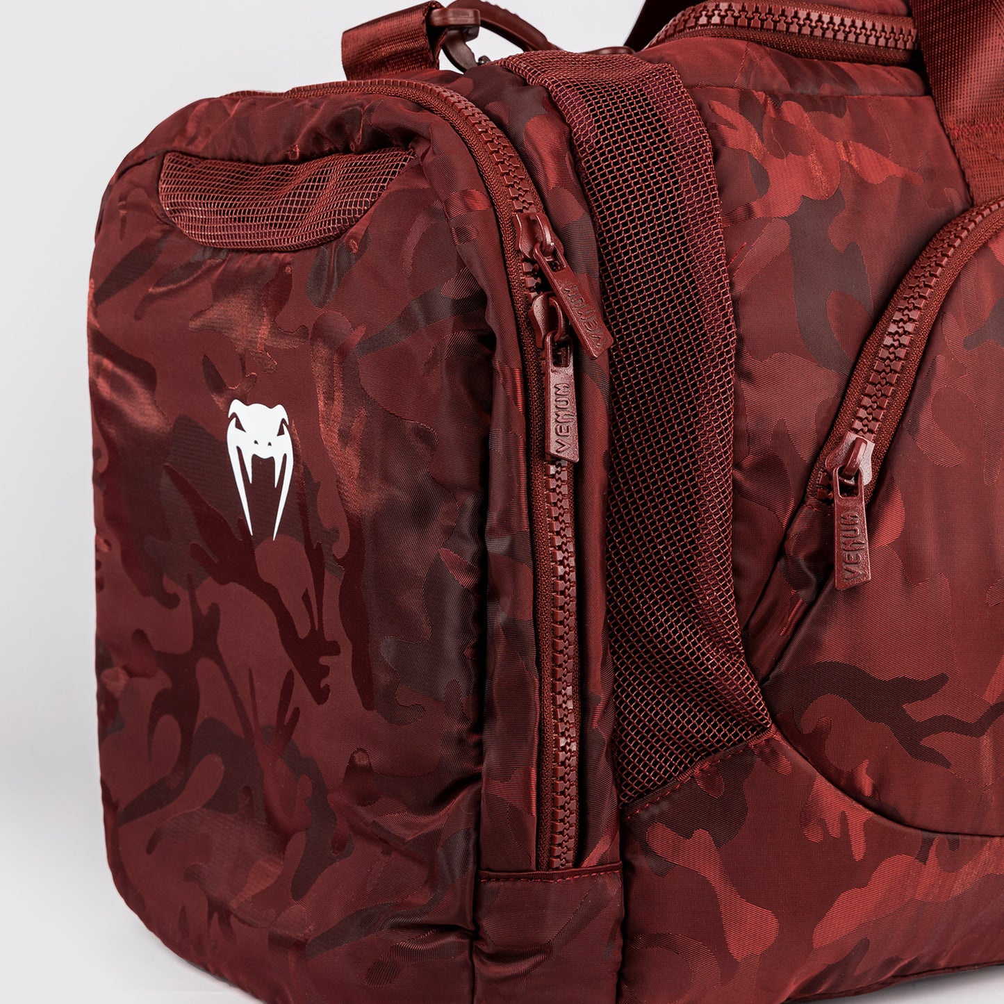 Venum Trainer Lite 运动包 (48升) – 迷彩/酒红色