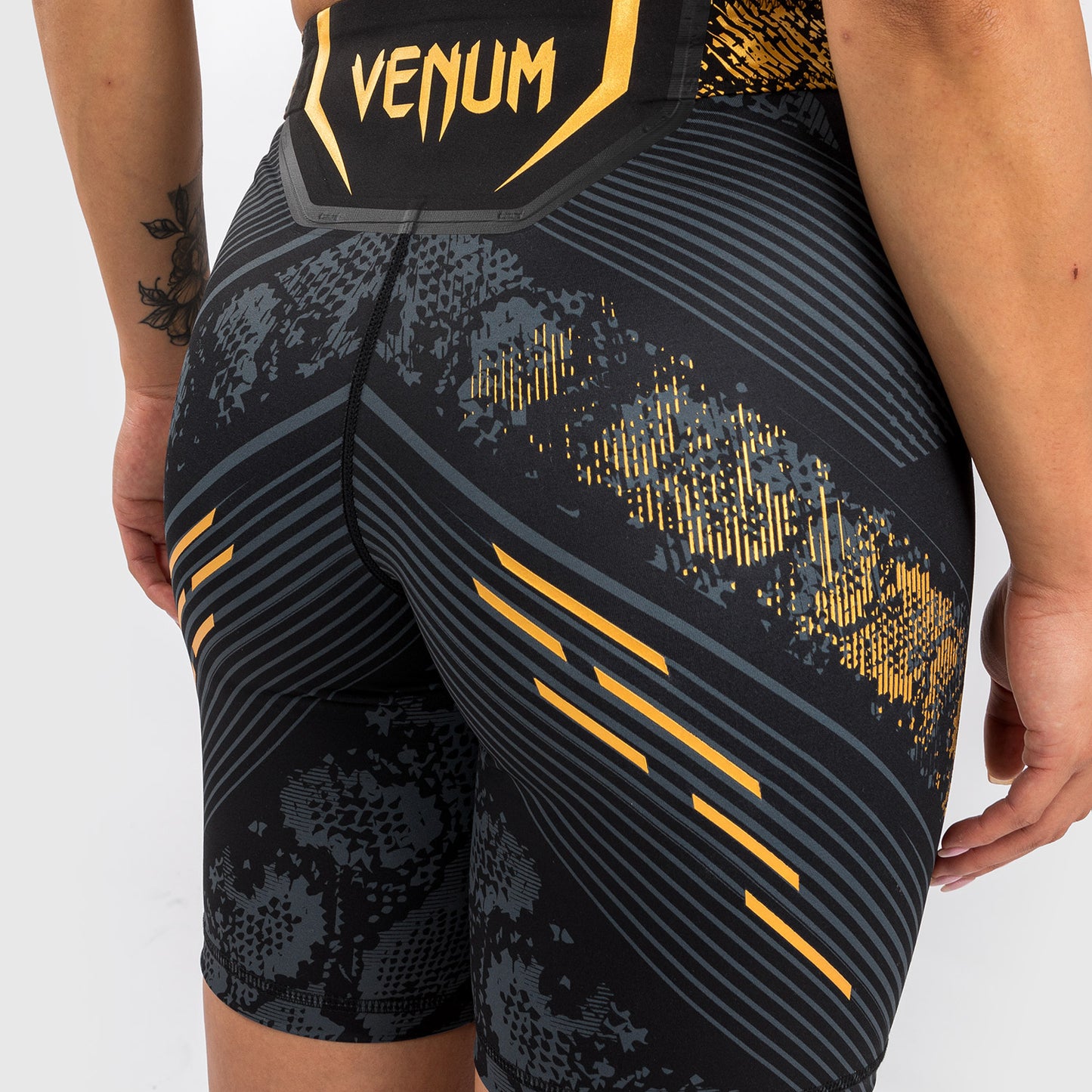UFC Adrenaline by Venum Authentic Fight Night 女士综合格斗短裤 – 长款 – 冠军款