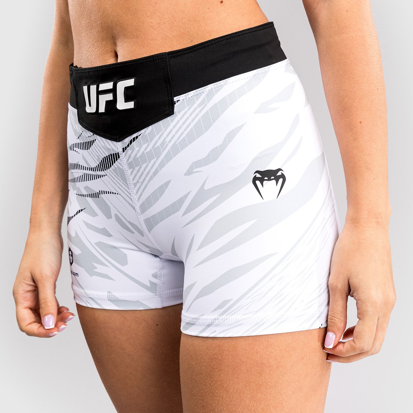 UFC Fusion by Venum 女士综合格斗短裤–短款–白色
