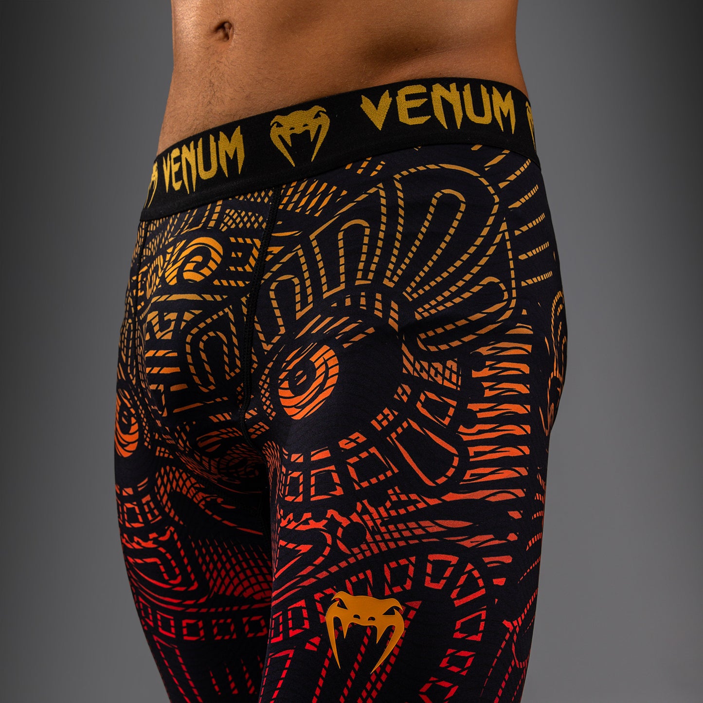Venum Quetzal Fury 综合格斗短裤 – 黑色/烈焰红/橘色
