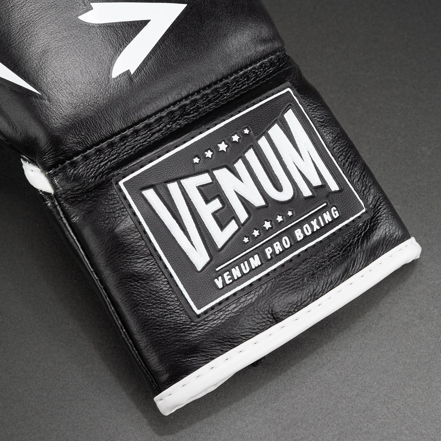 Venum Hammer Pro 拳击手套带系带 – 黑色/白色