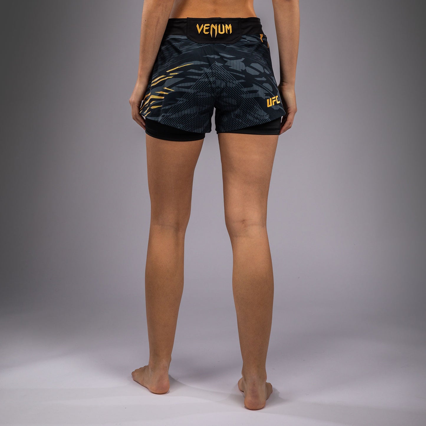 UFC Fusion by Venum Authentic Fight Night 女士格斗短裤 – 冠军款