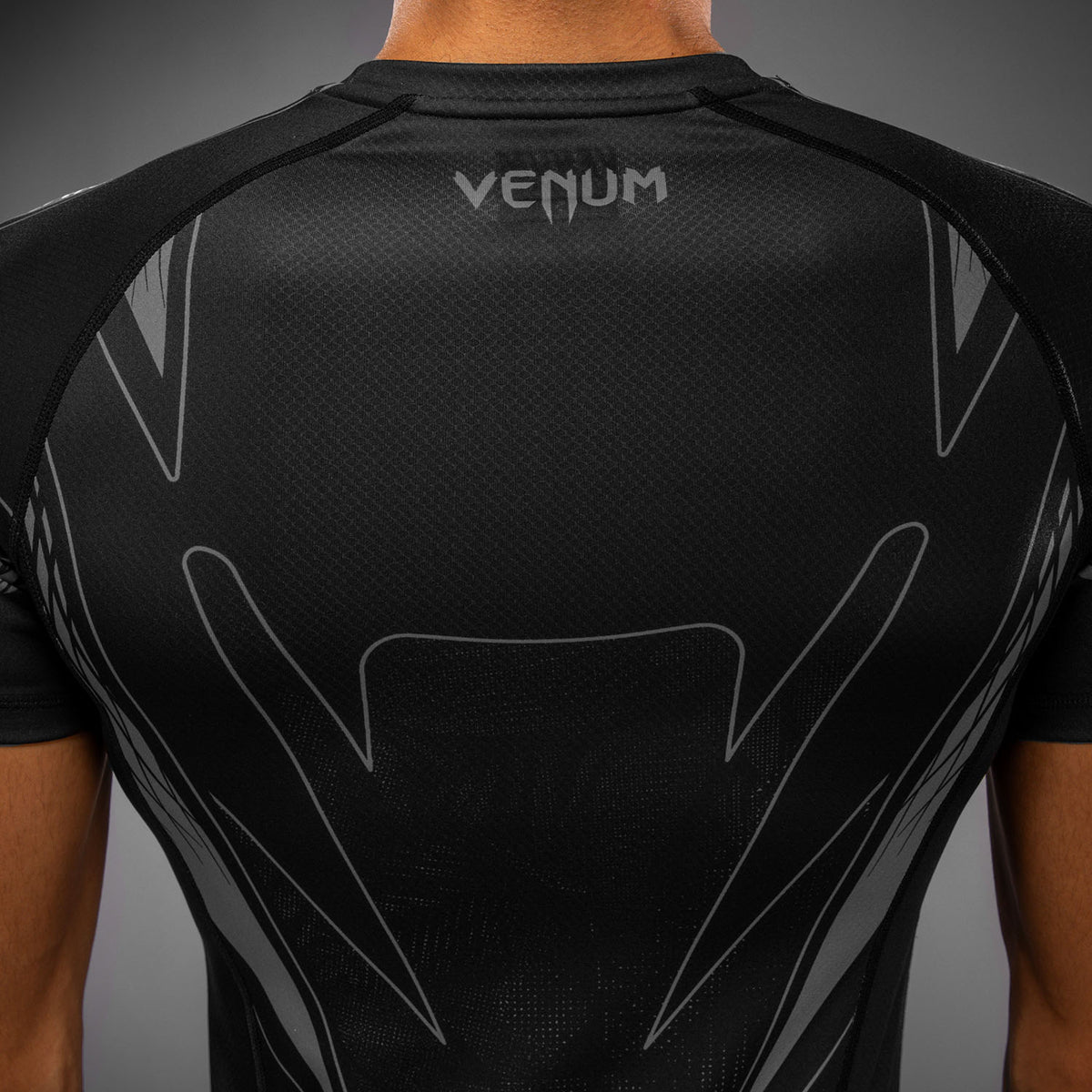 Venum Amazonia Reborn 短袖紧身训练衣 - 黑色/灰色