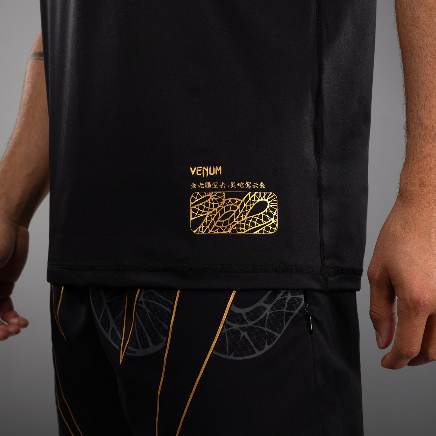 Venum Serpenti Dry Tech T恤 – 黑色/银色/金色