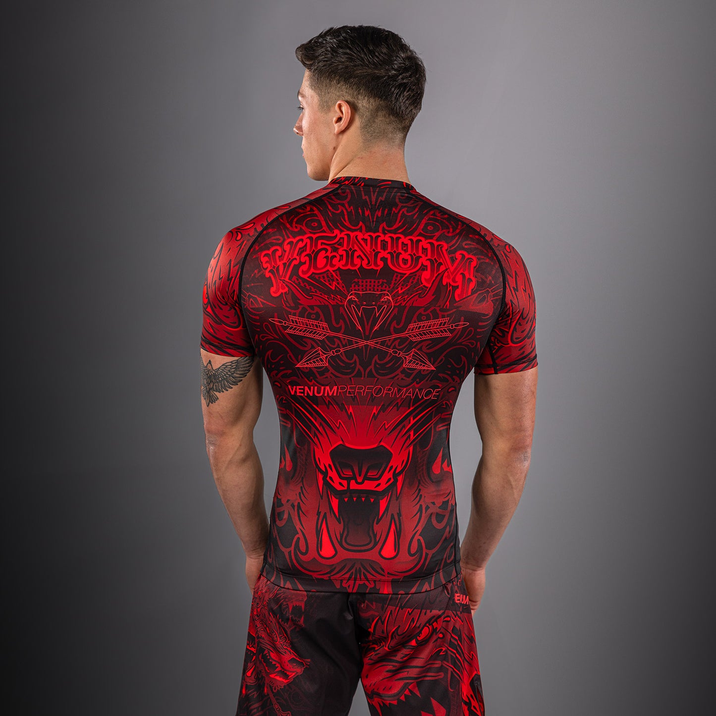 Venum Wolf Atak 短袖紧身防磨衣 – 黑色/红色