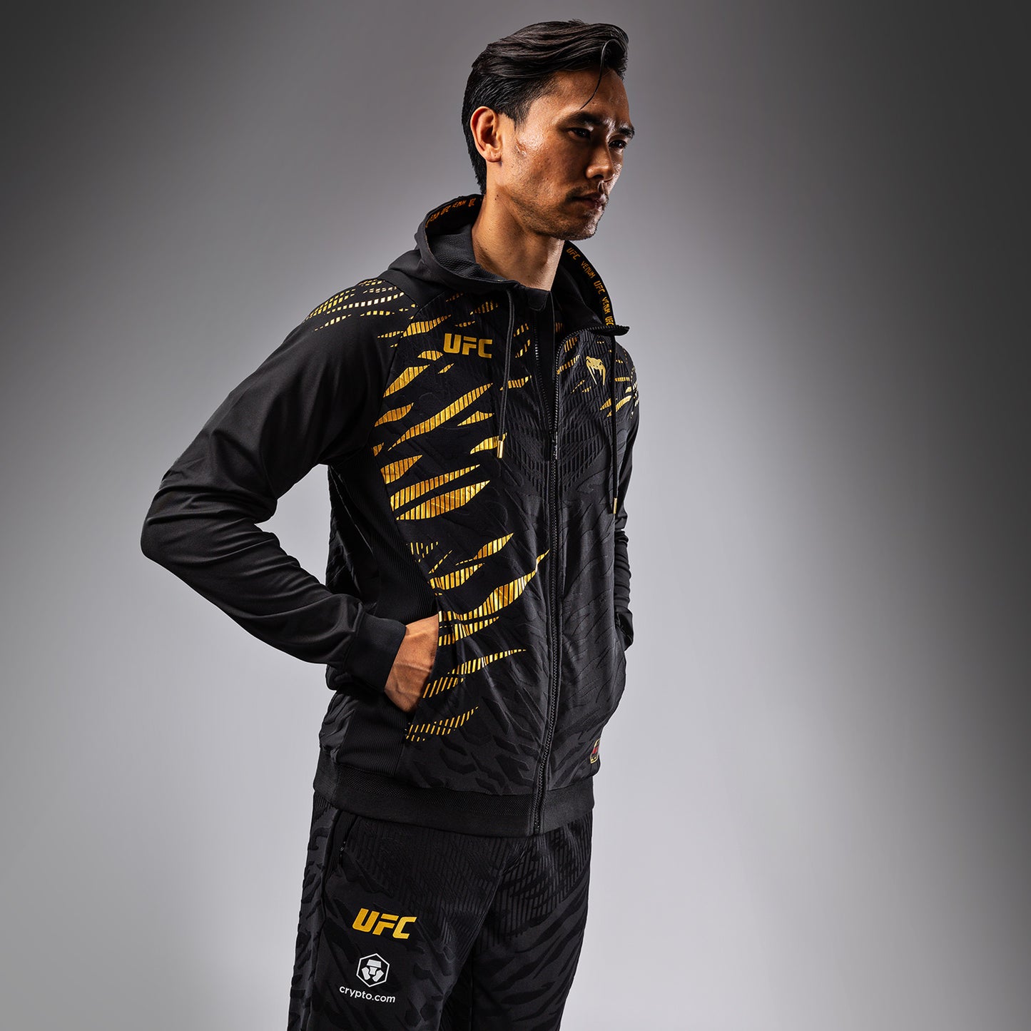 UFC Fusion by Venum Authentic Fight Night 男士款 走场连帽衫 – Champion