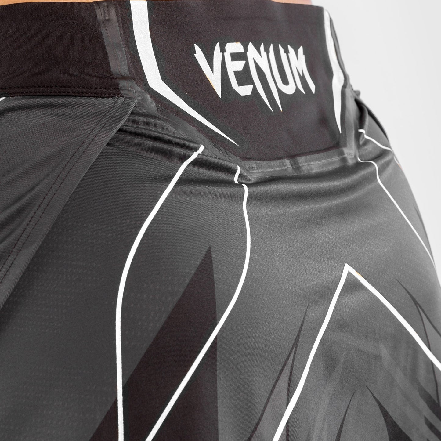 UFC Venum Authentic Fight Night 女士格斗短裙 – 黑色