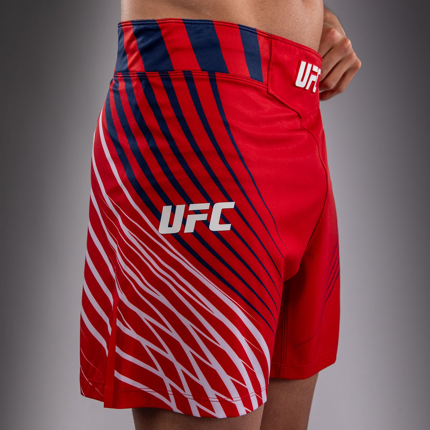 Official UFC Freedom 250 by Venum 男士 Authentic Fight Night 短款格斗短裤 - 红色