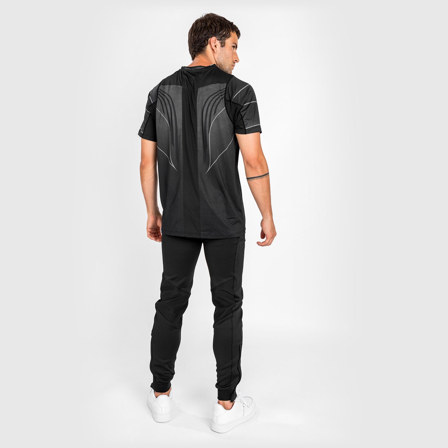 UFC Venum Authentic Fight Night 2.0 Kit 男士走场T恤 – 黑色