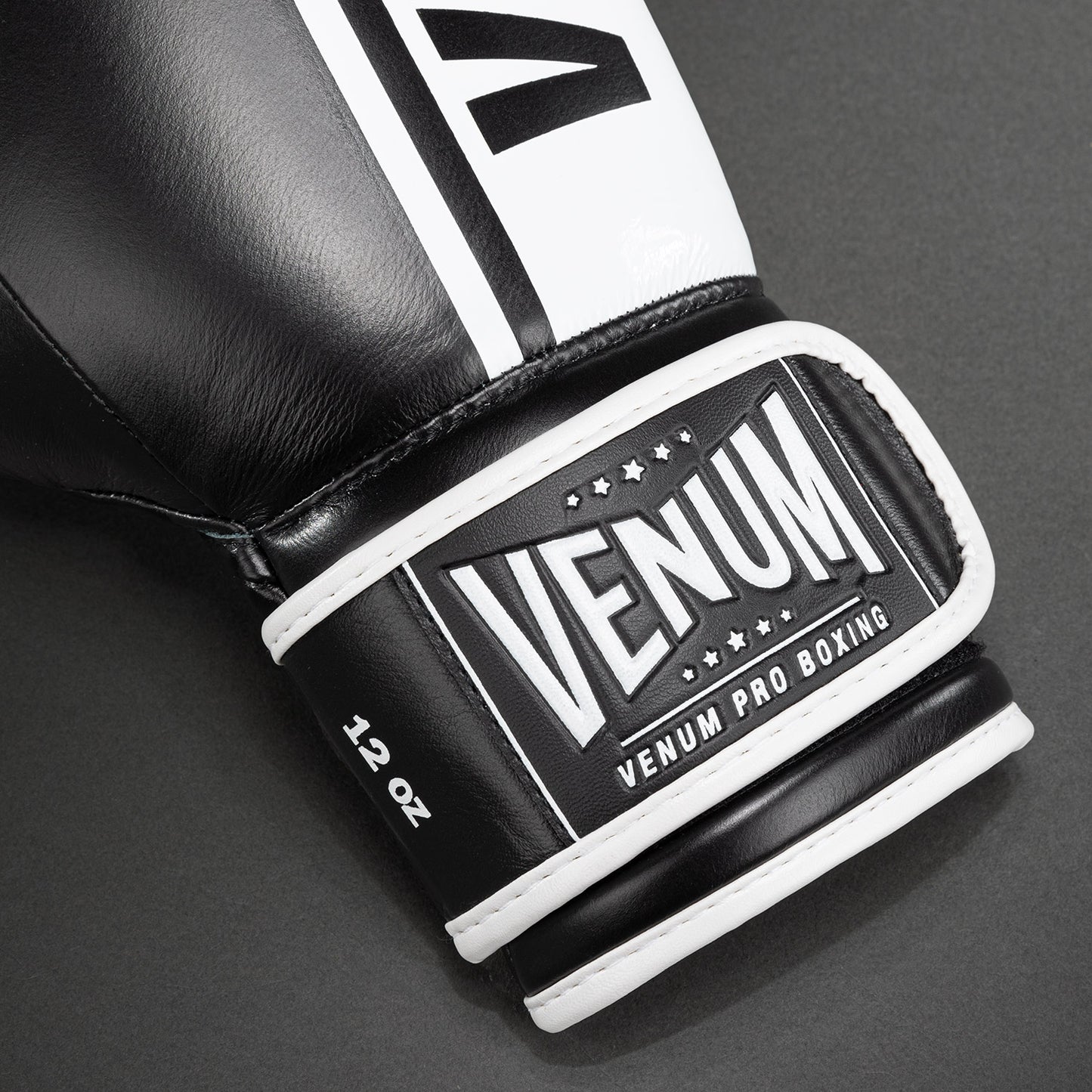 Venum Shield Pro 拳击手套 魔术贴 – 黑色/白色