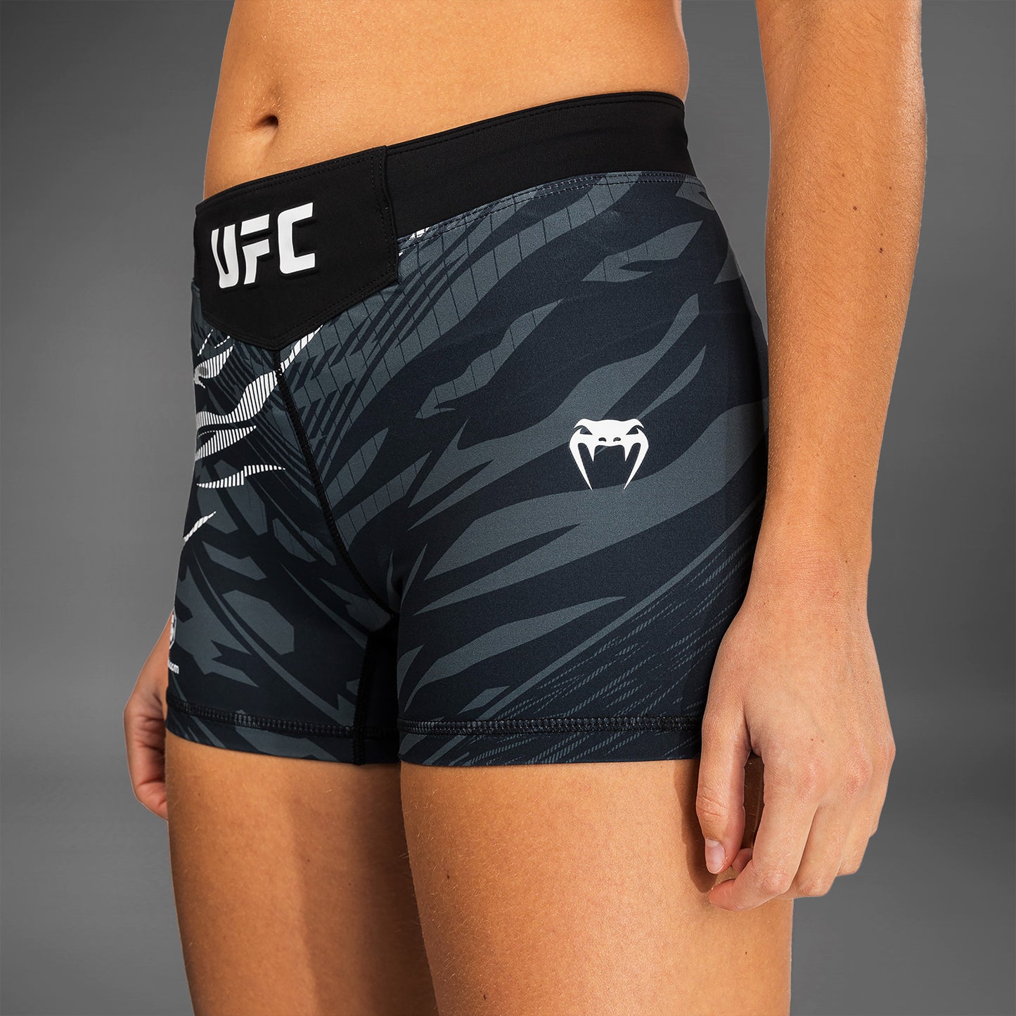 UFC Fusion by Venum Authentic Fight Night 女士综合格斗短裤 – 短款 – 黑色