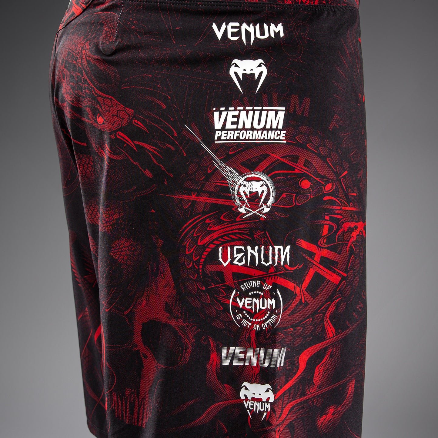 Venum 20周年纪念格斗短裤 – 黑色/红色