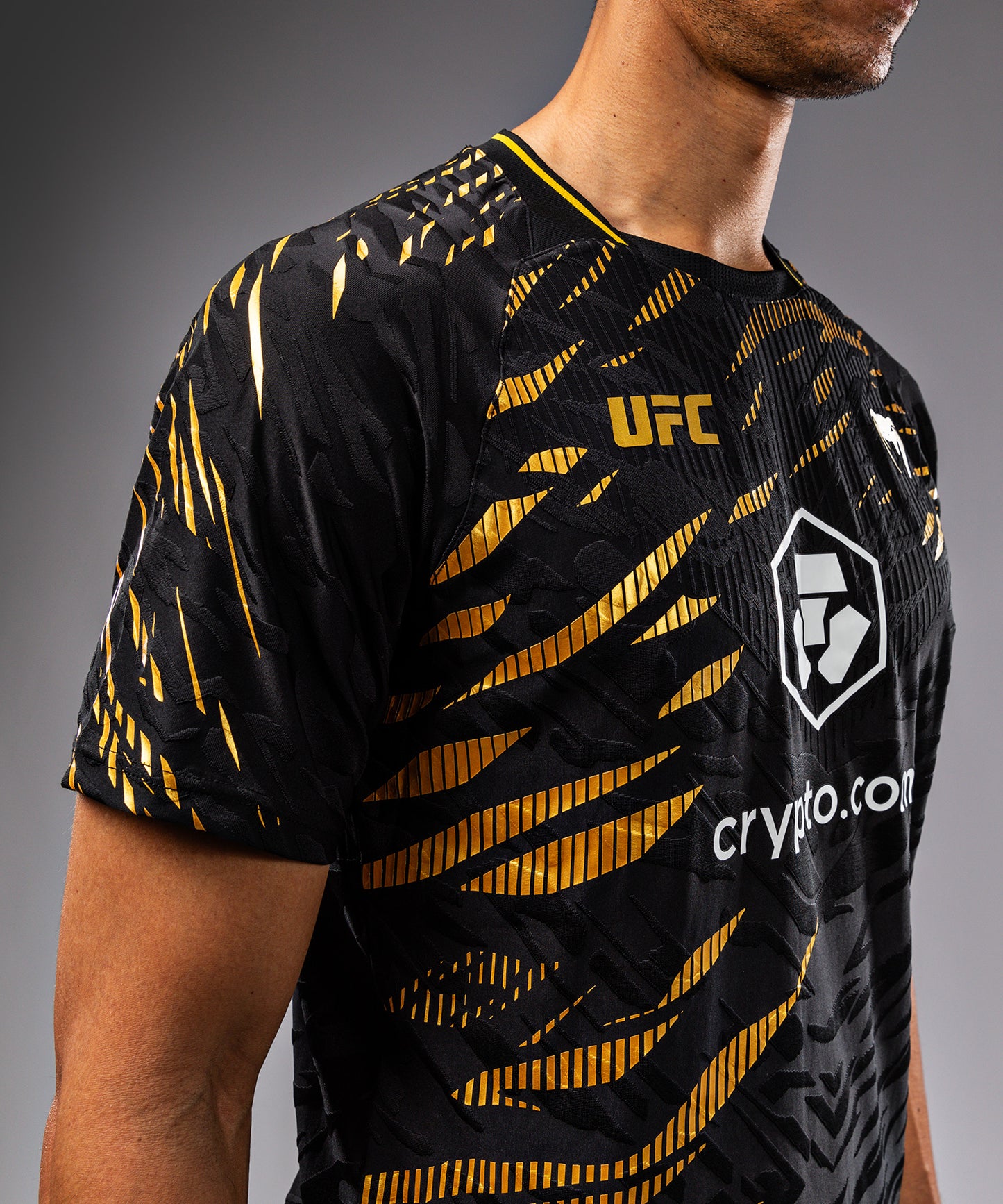 UFC Fusion by Venum Authentic Fight Night 男士出场球衣 – Champion