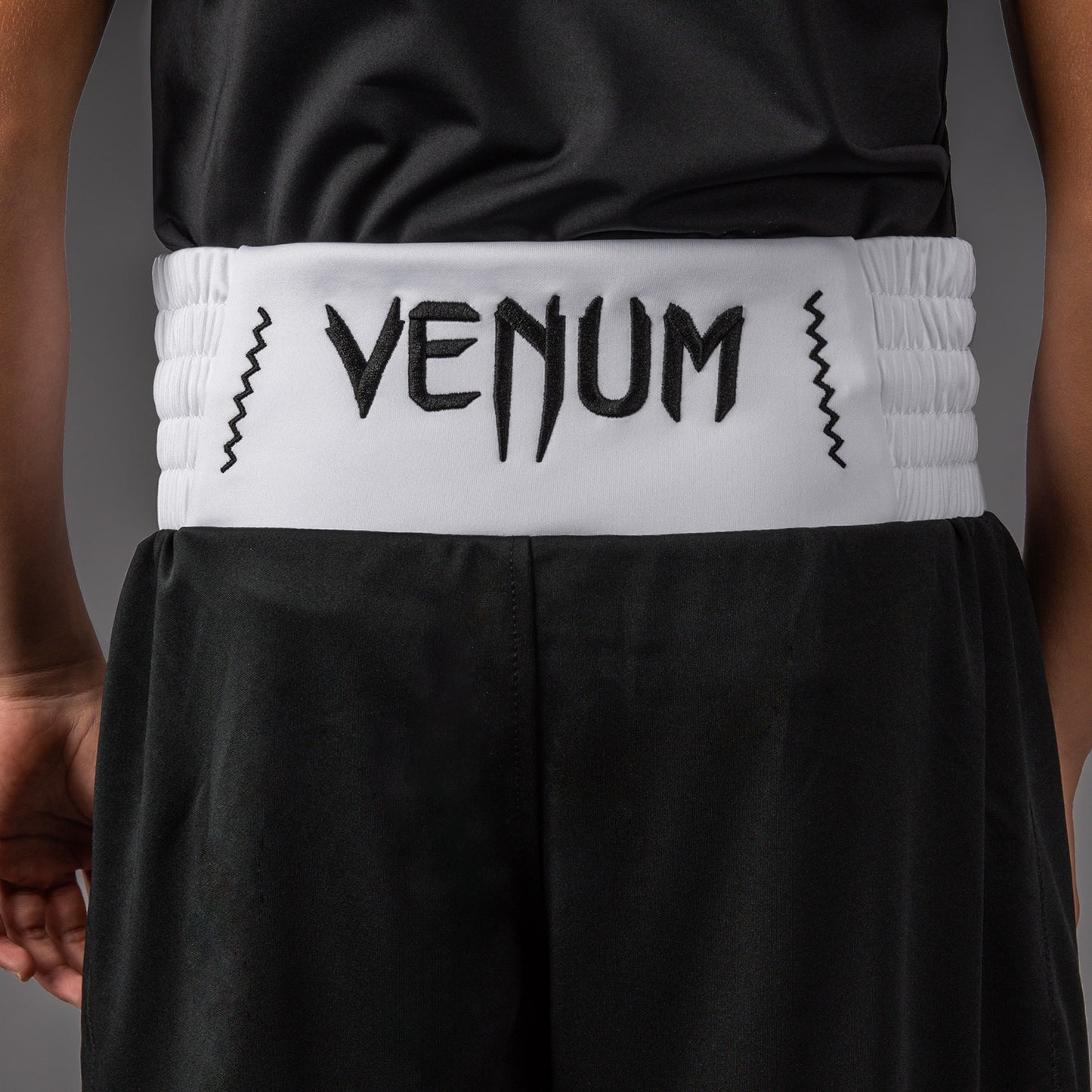 Venum Classic 儿童拳击短裤 – 黑色/白色
