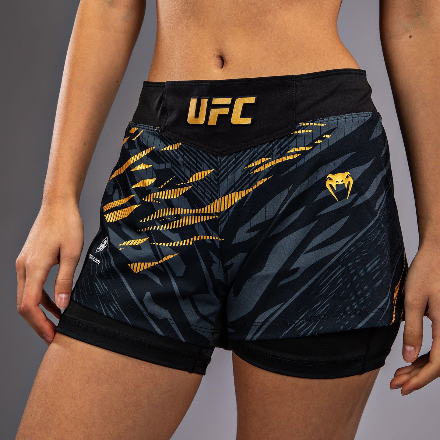 UFC Fusion by Venum Authentic Fight Night 女士格斗短裤 – 冠军款