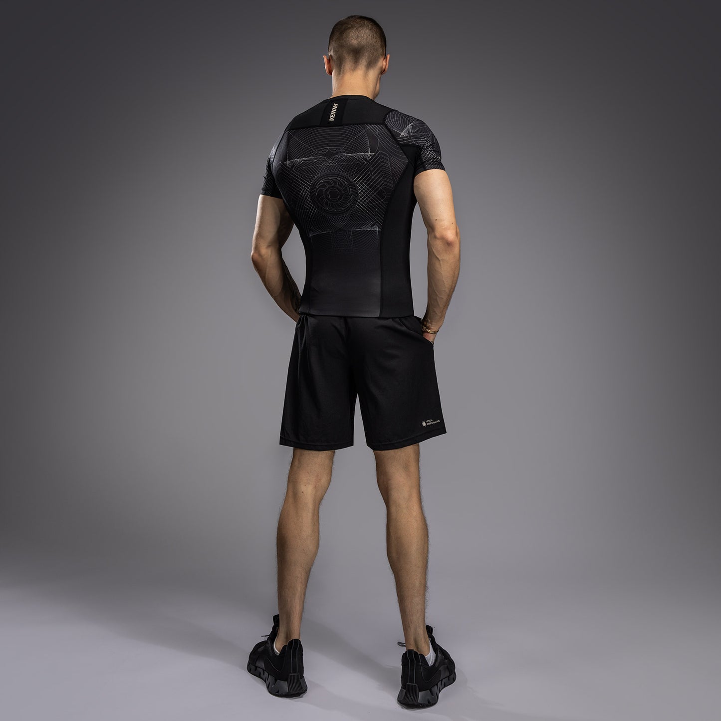 Venum G-Fit Air 男士短袖紧身防磨衣 – 深黑色/沙色