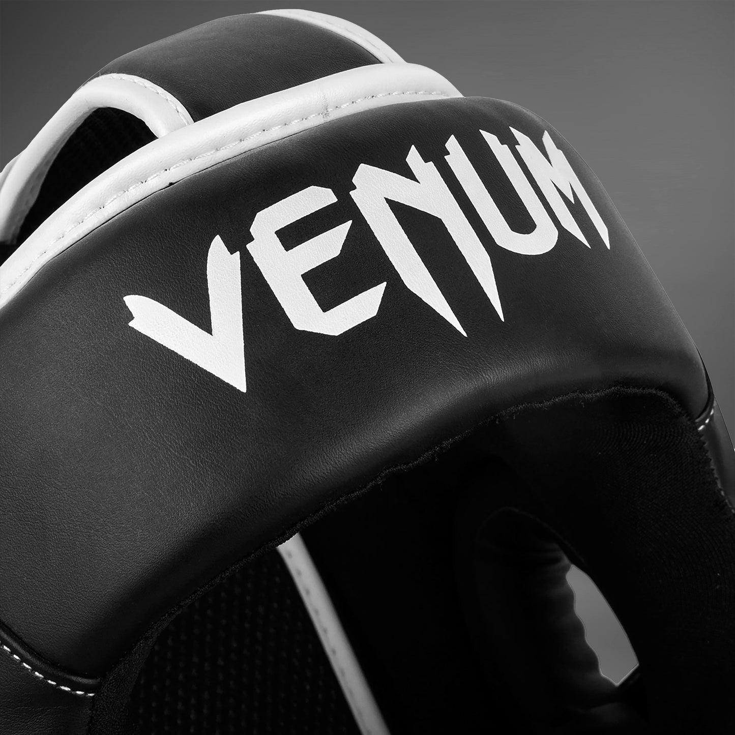 Venum Elite 头盔 - 黑色/白色