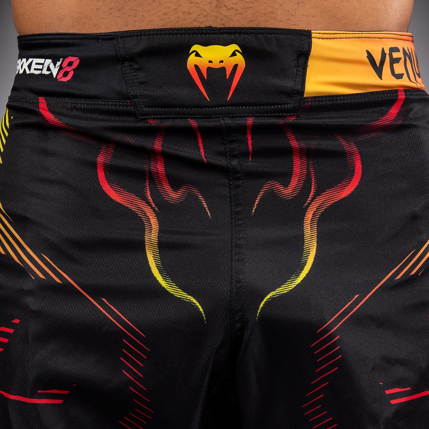 Venum x TEKKEN 8 格斗短裤–Yoshimitsu–黑色/橙色