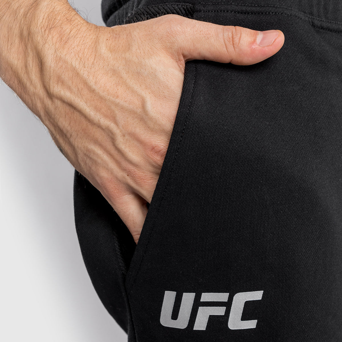 Venum UFC Authentic Fight Week 男士2.0短裤 – 黑色/红色