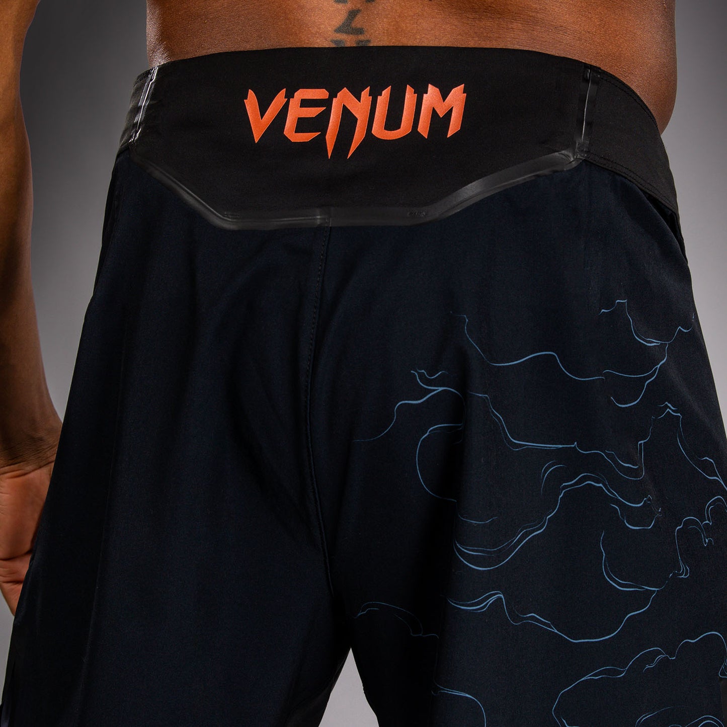 Venum Thunder Dragon 格斗短裤 – 黑色/灰色/铜色