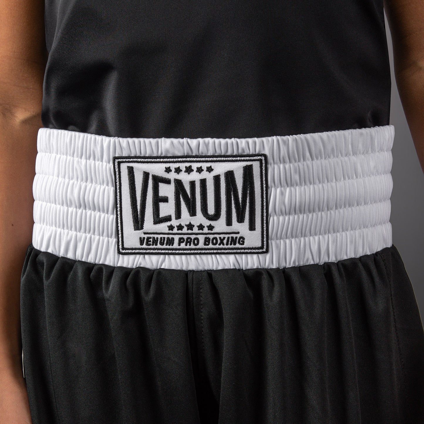 Venum Classic 儿童拳击短裤 – 黑色/白色