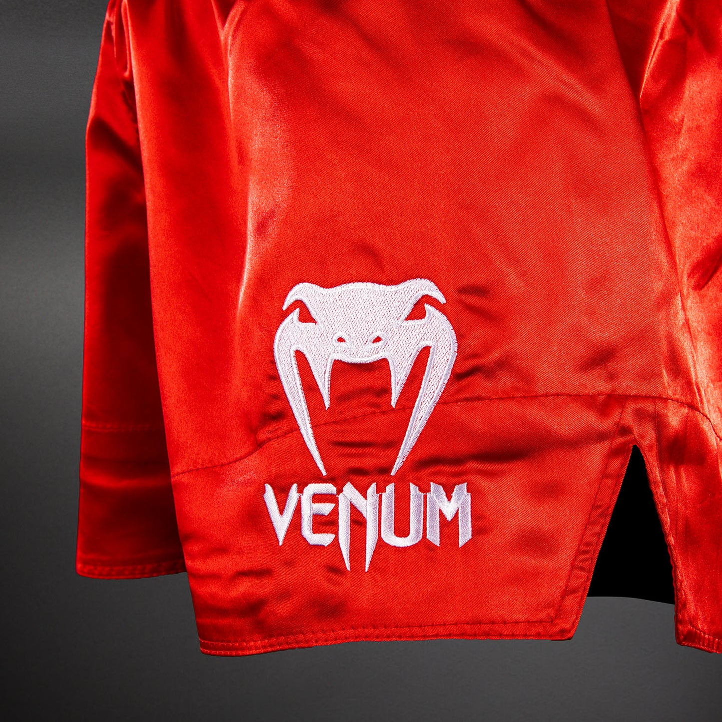 Venum Classic 泰拳短裤 – 红色