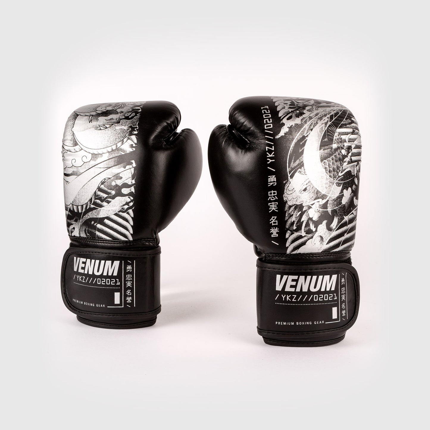 Venum YKZ21 儿童款拳击手套 – 黑色/白色