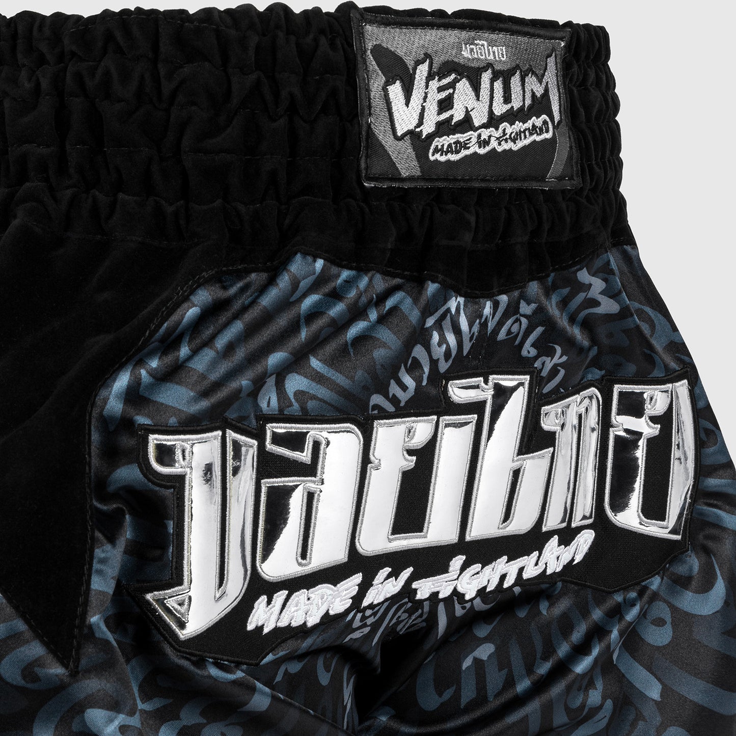 Venum Attack 泰拳短裤 – 黑色/银色