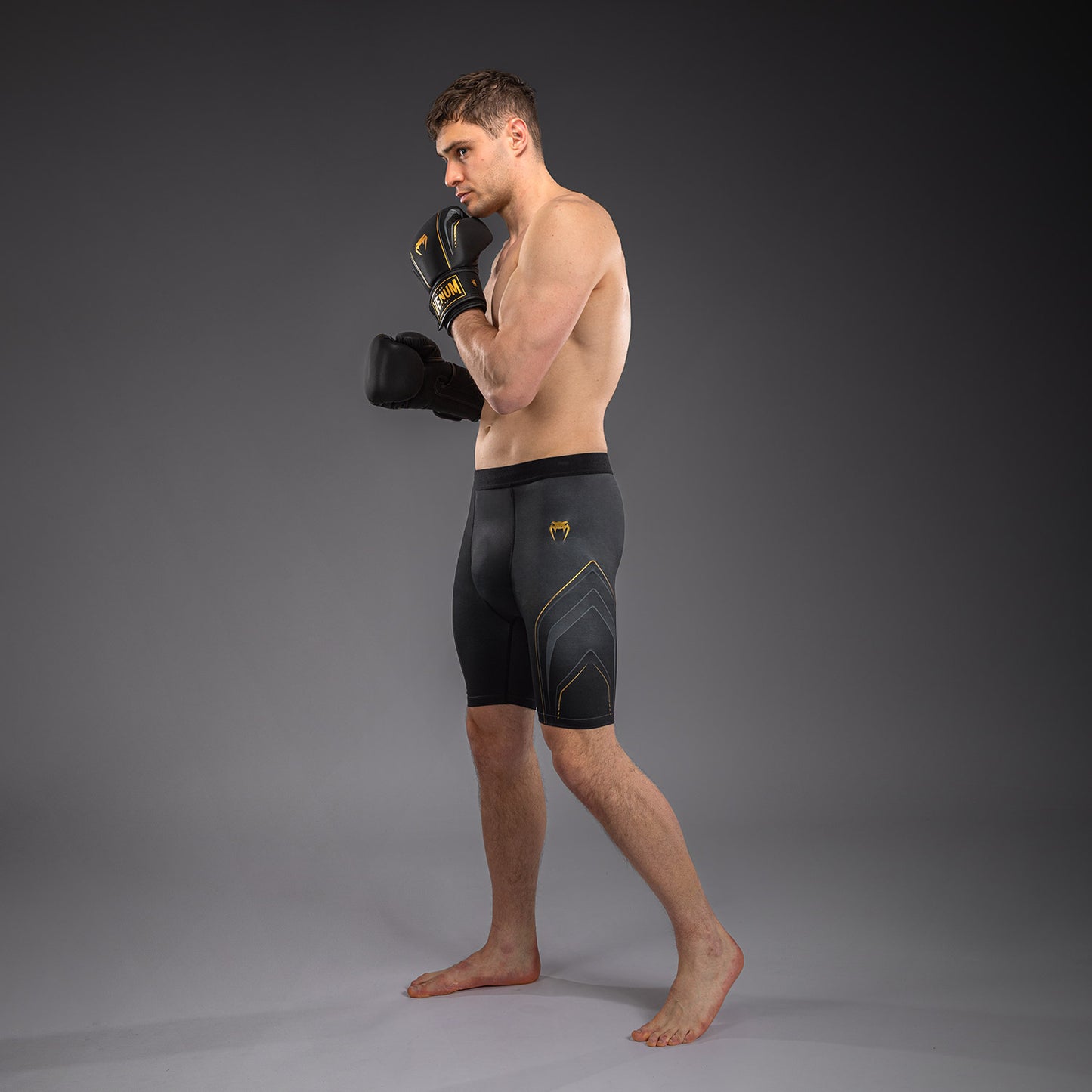 Venum Streamline Vale Tudo 综合格斗短裤 – 黑色/金色