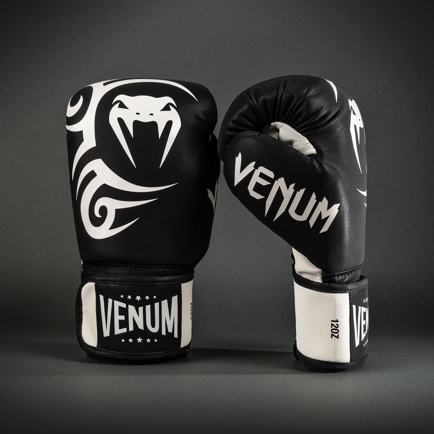 Venum Mike Tyson: 复刻拳击手套 – 深黑色/光学白色