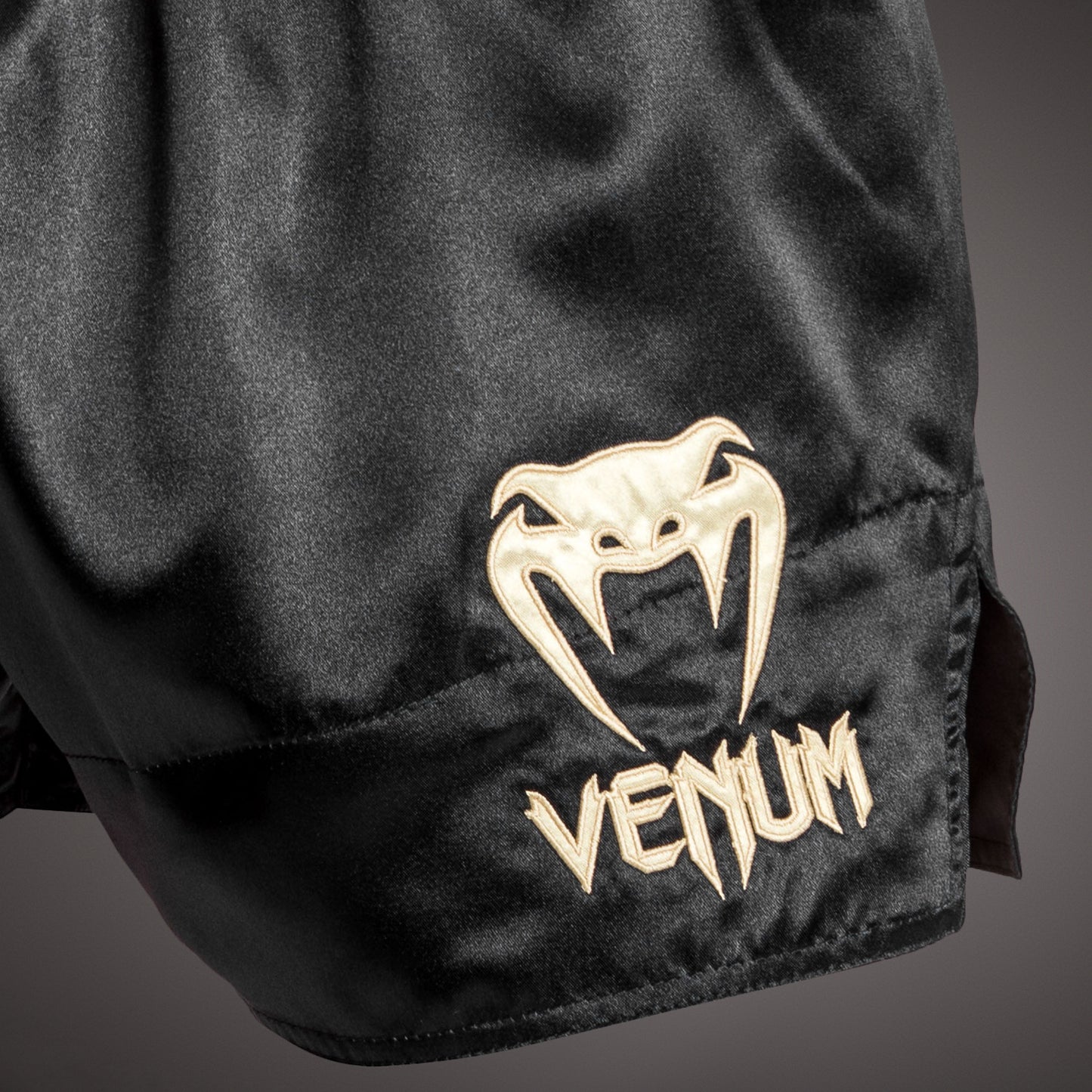 Venum Classic 泰拳短裤 – 红色/黑色/金色