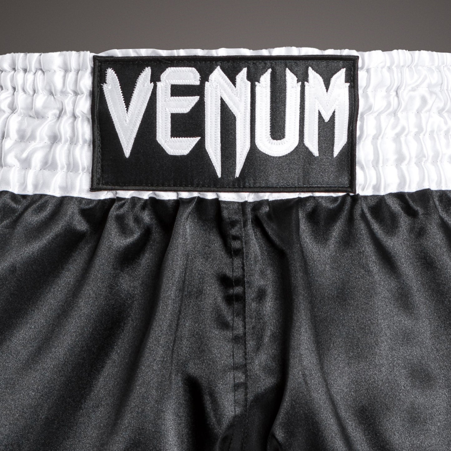 Venum Classic 泰拳短裤 – 黑色/白色/白色