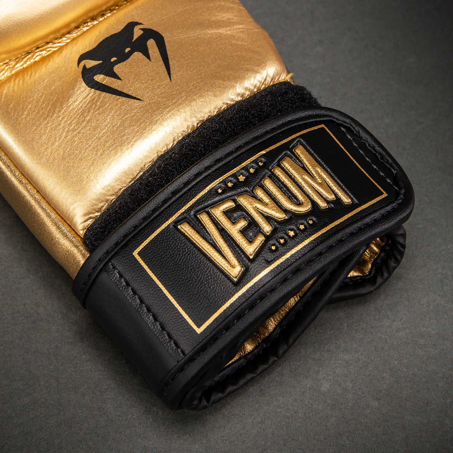 Venum Attack 2.0 皮革实战手套 – 金色/黑色