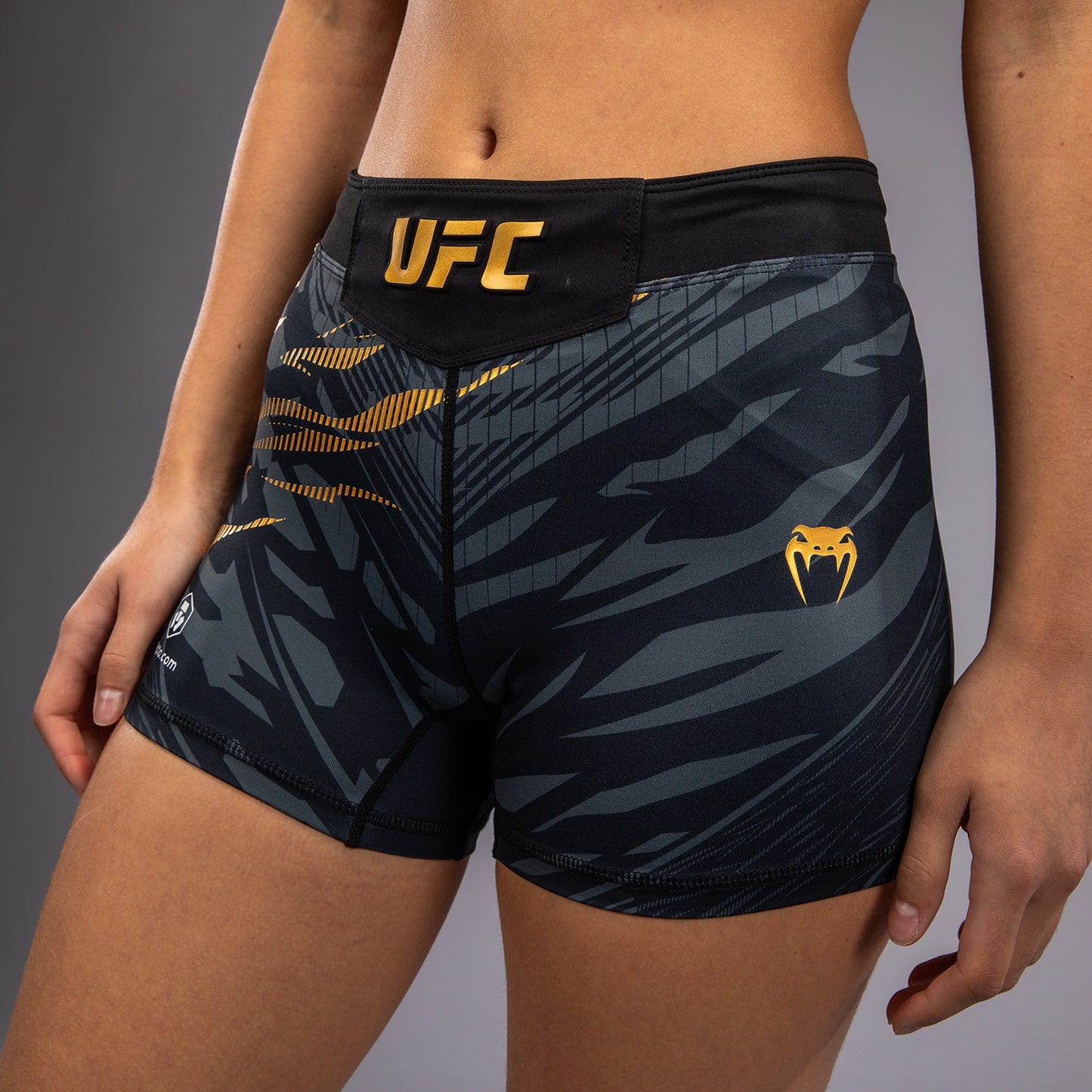 UFC Fusion by Venum Authentic Fight Night 女士综合格斗短裤 – 短版 – 冠军款
