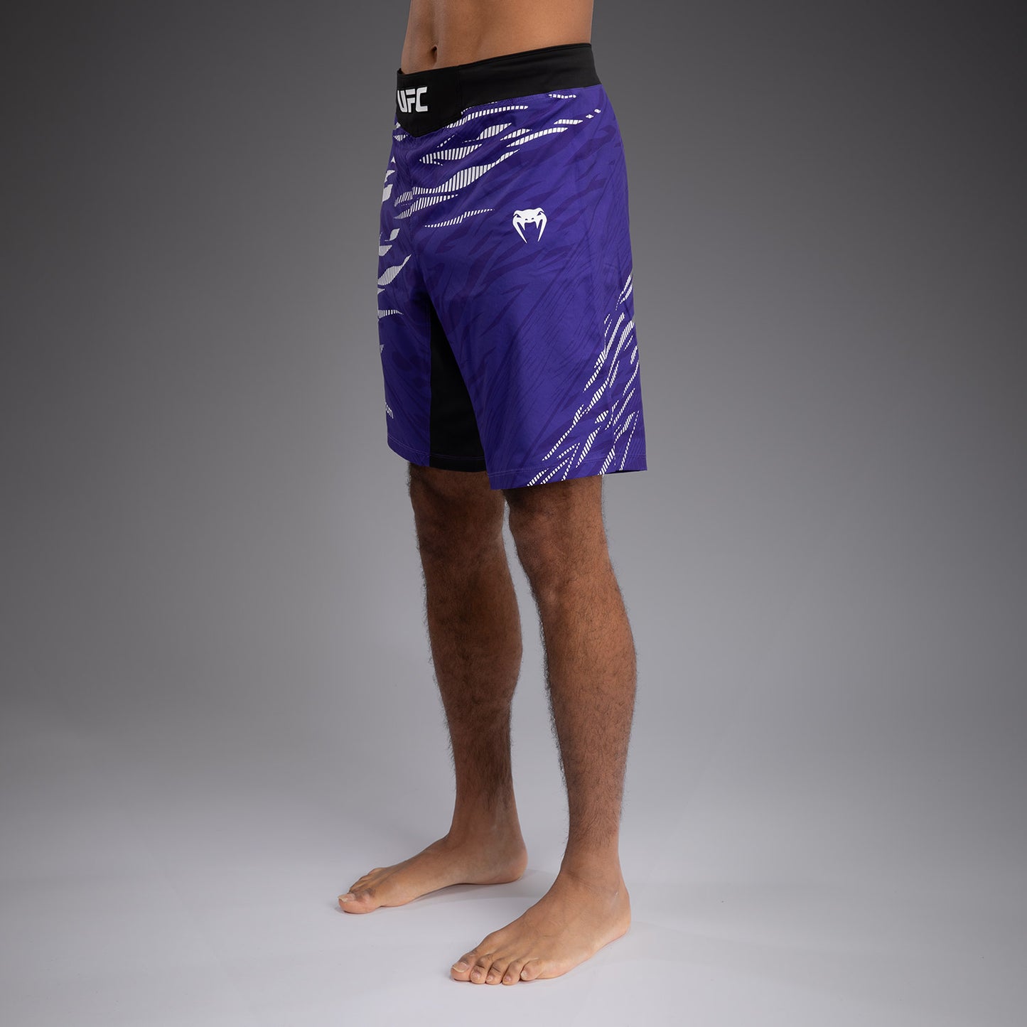 UFC Fusion by Venum Authentic Fight Night 男士格斗短裤 – 长款–紫色