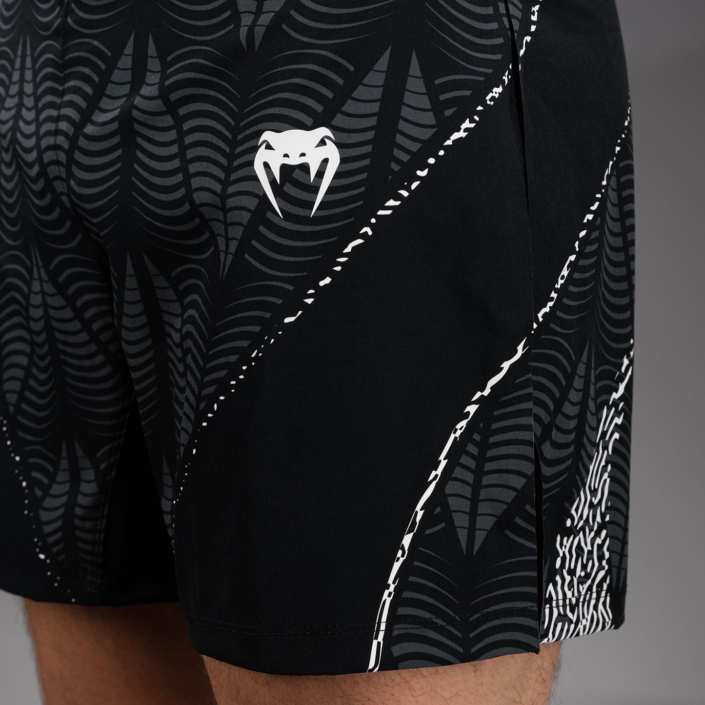 Men's UFC Zenith by Venum 黑色 Authentic格斗之夜角斗士格斗短裤