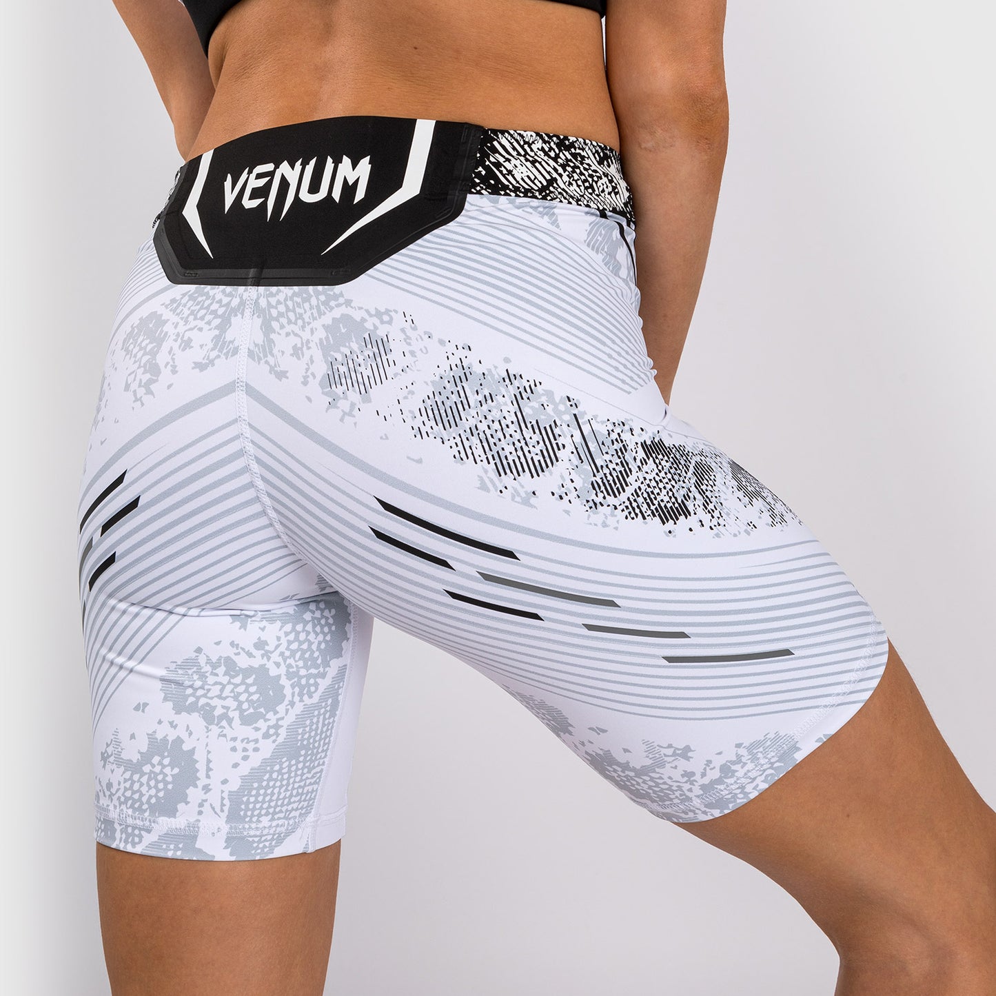 UFC Adrenaline by Venum 女士综合格斗短裤–长款–白色