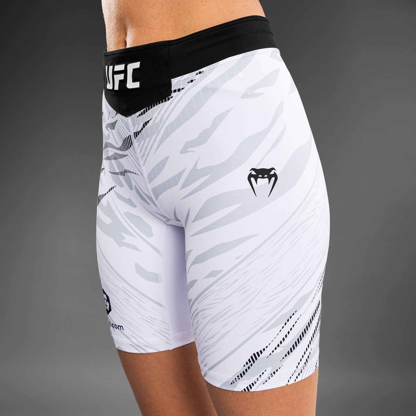UFC Fusion by Venum 女士综合格斗短裤–长款–白色