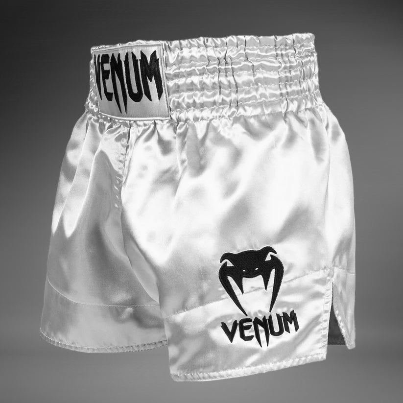 Venum Classic 泰拳短裤 – 银色/黑色