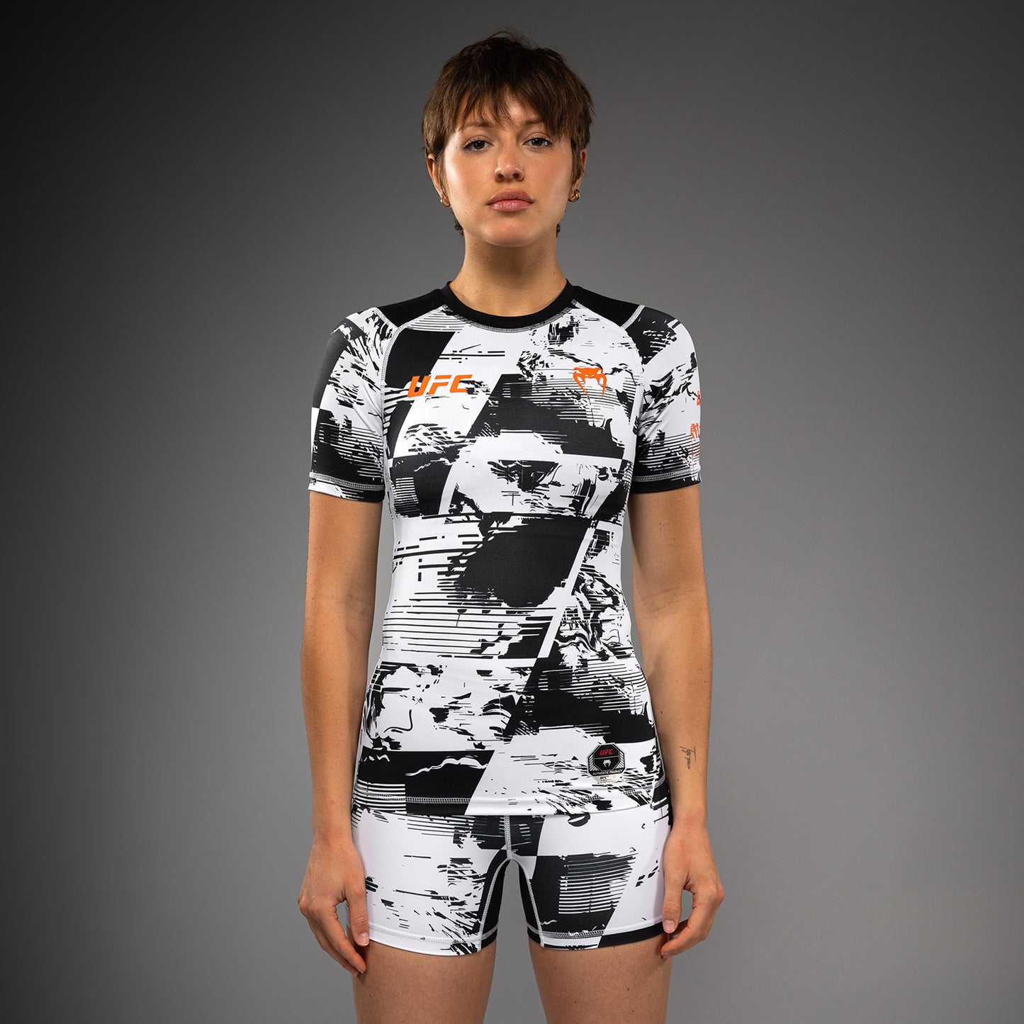 Women’s UFC Zenith by Venum 白色正品Fight Week表现短袖紧身防磨衣