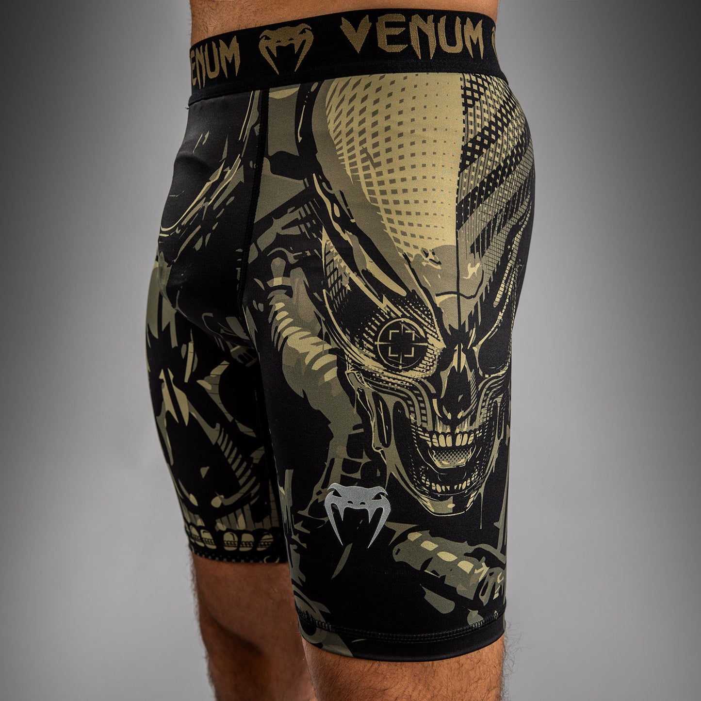 Venum Invader 综合格斗短裤 – 黑色/沙色