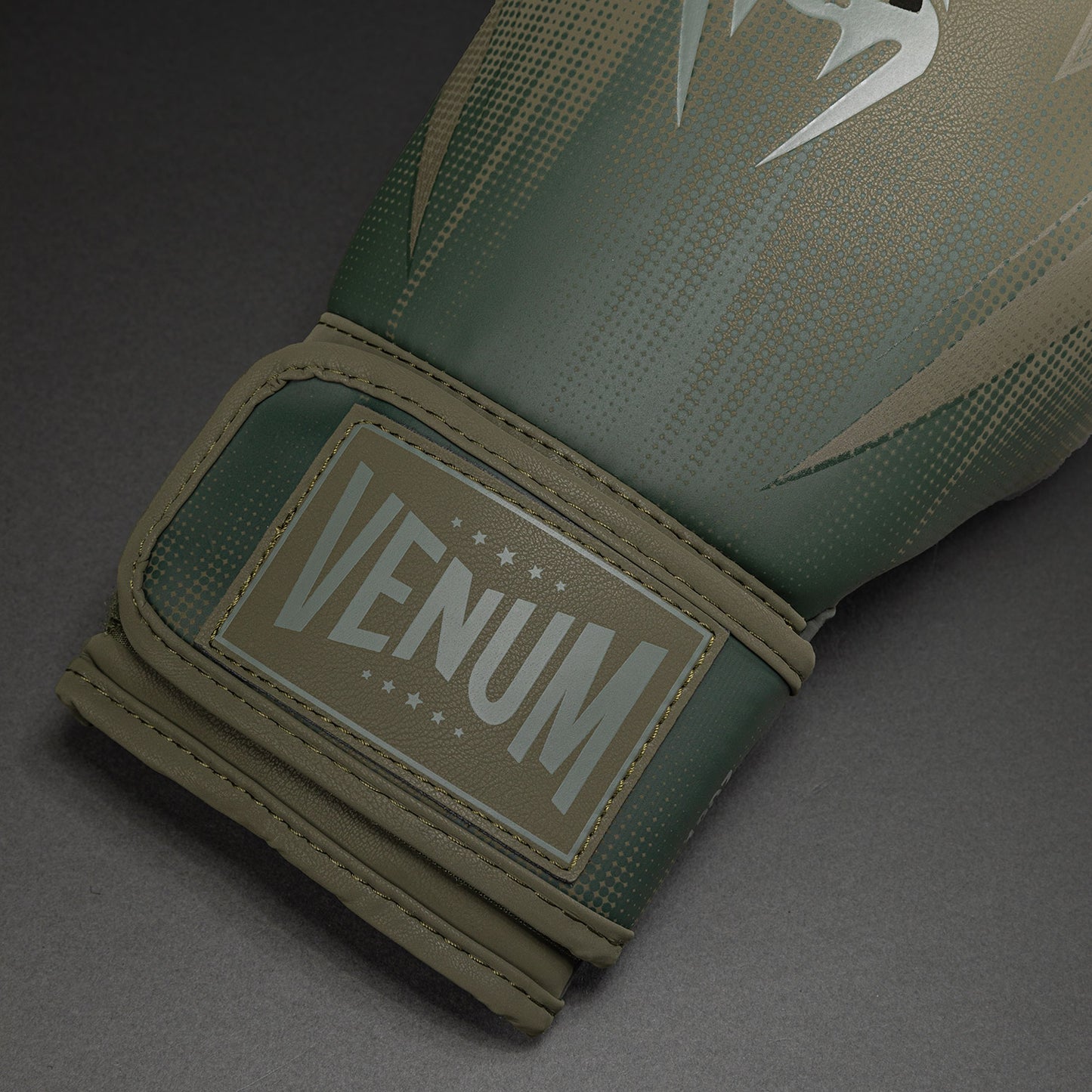 Venum Stealth 拳击手套 – 卡其色/深绿色