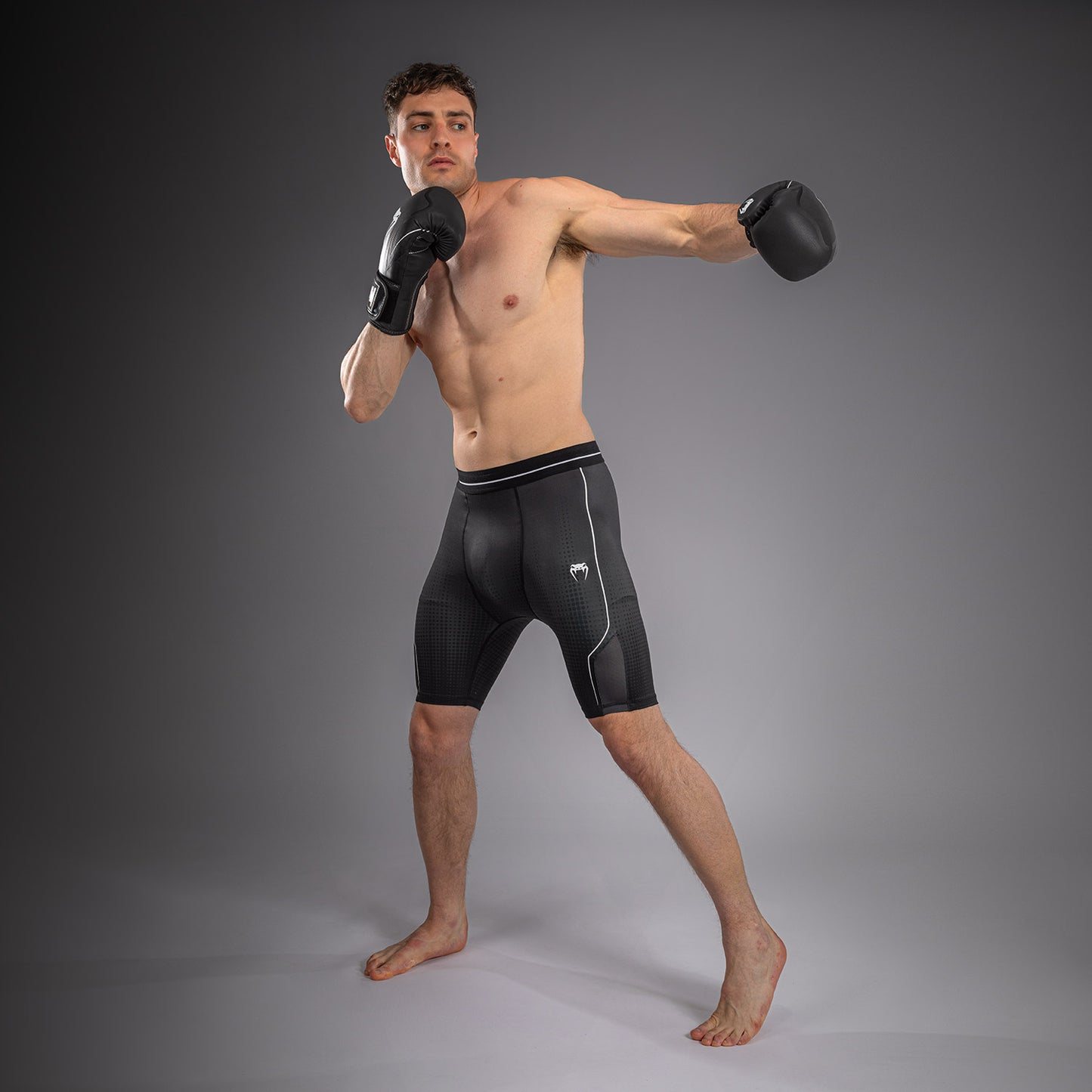 Venum Stealth Vale Tudo 综合格斗短裤 – 黑色/白色