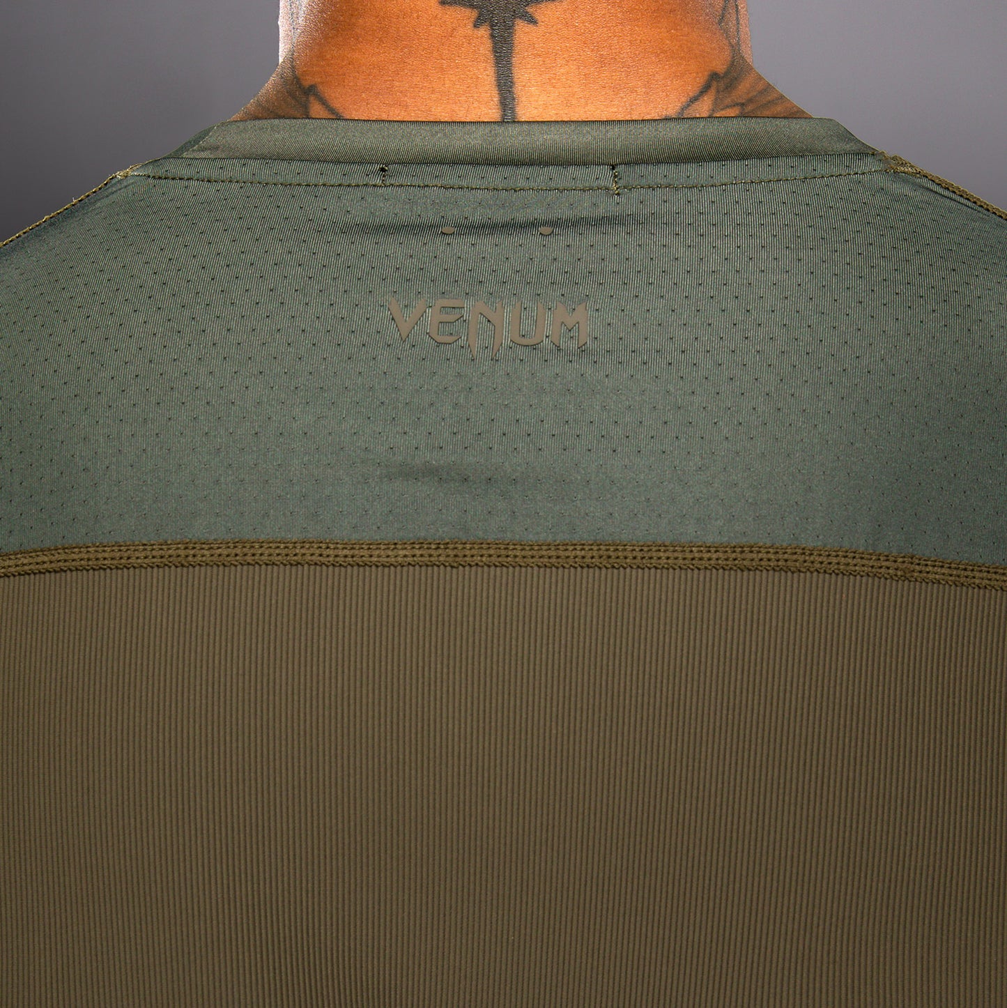 Venum Stealth Dry Tech T恤 – 卡其色/深绿色