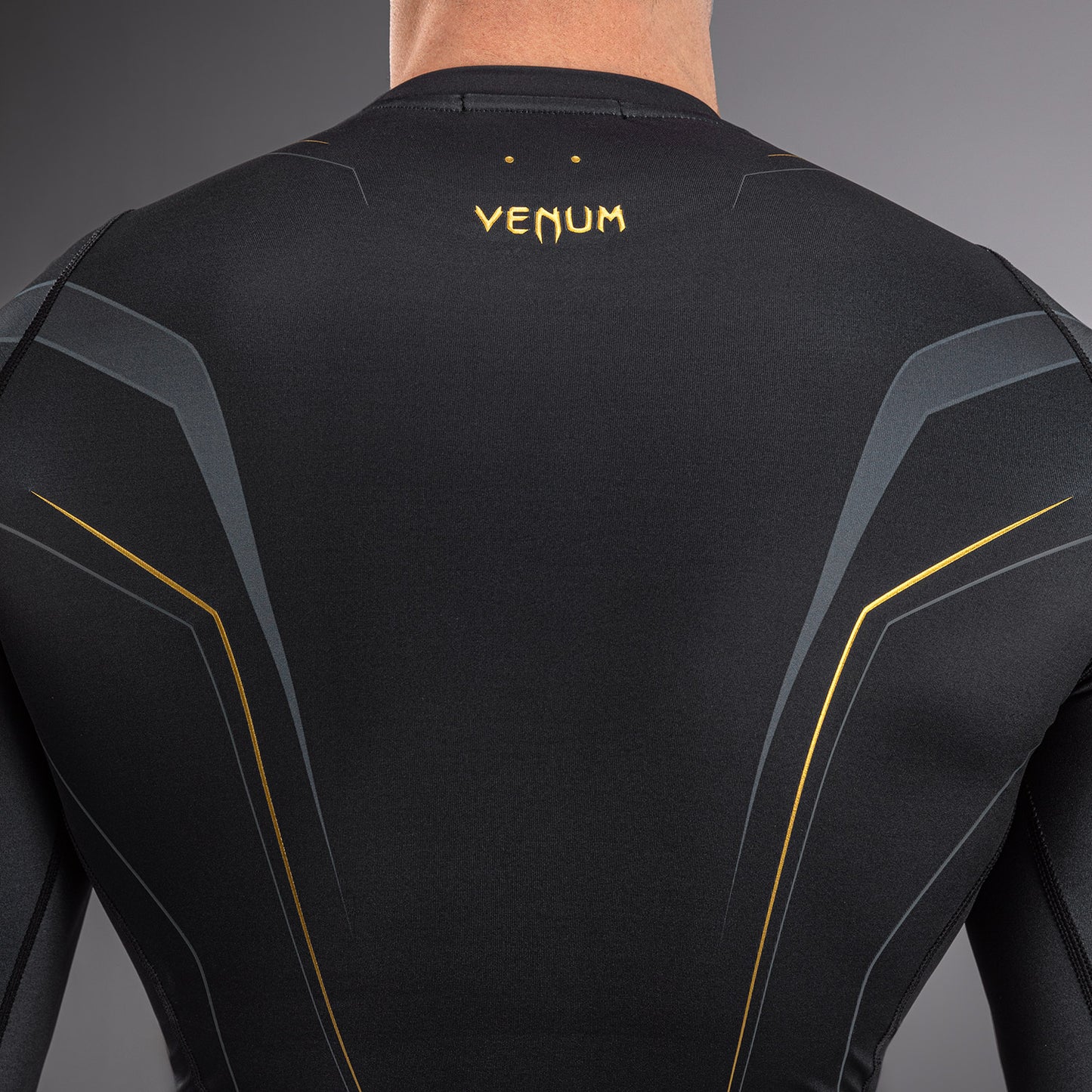 Venum Streamline长袖紧身防磨衣 – 黑色/金色