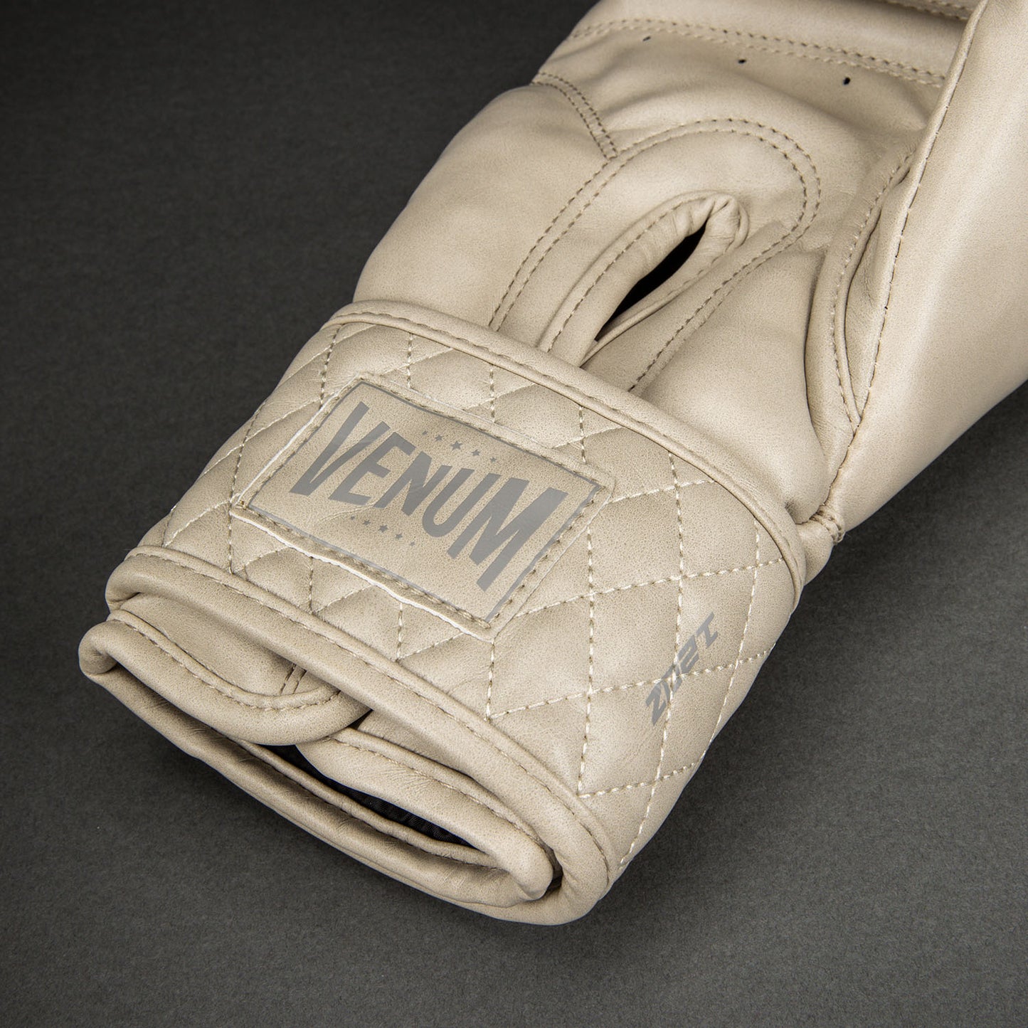 Venum Impact Classic 拳击手套 – 象牙色