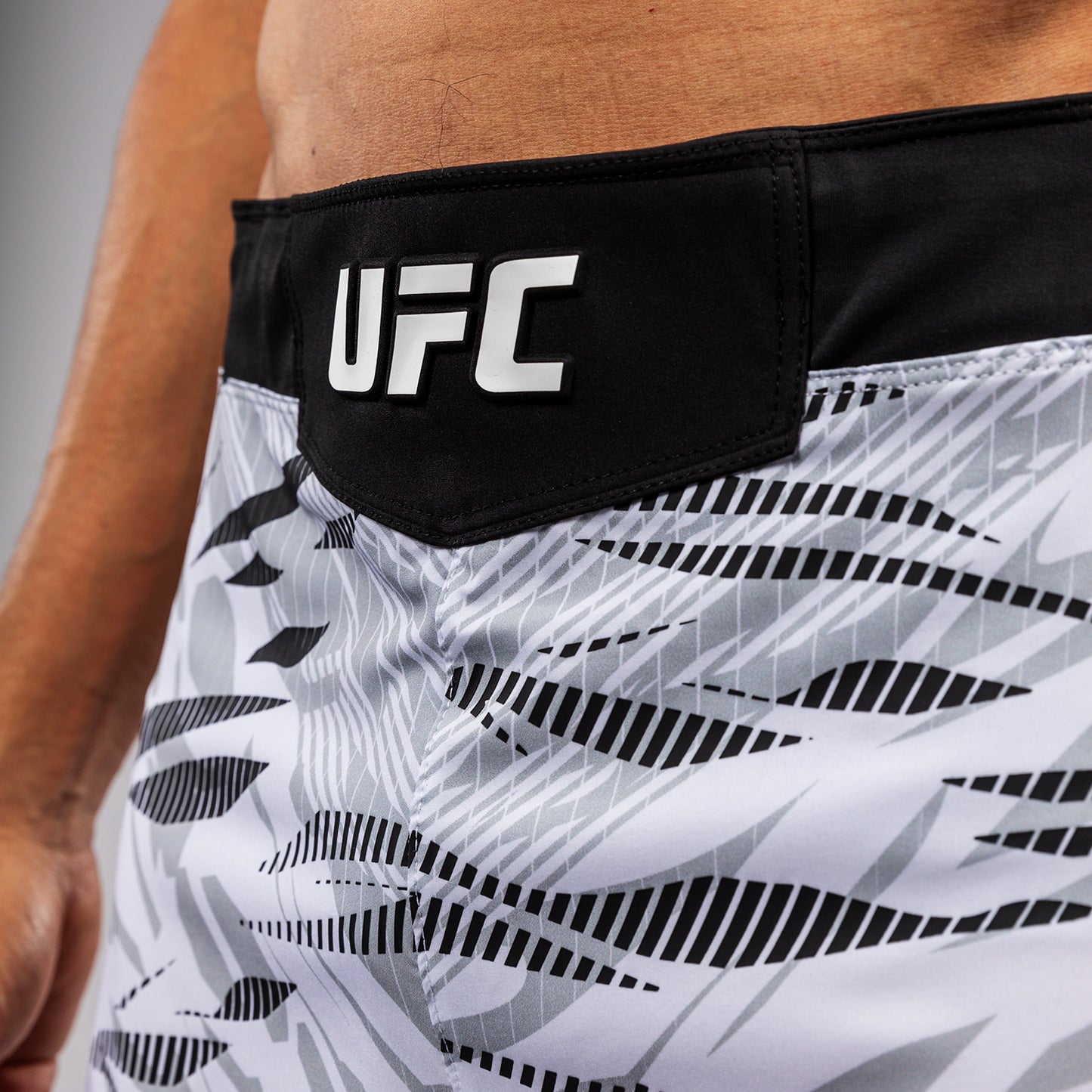 UFC Fusion by Venum Authentic Fight Night 男士格斗短裤 – 短款 – 白色